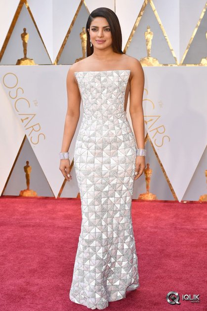 Priyanka-Chopra-at-Oscars-2017